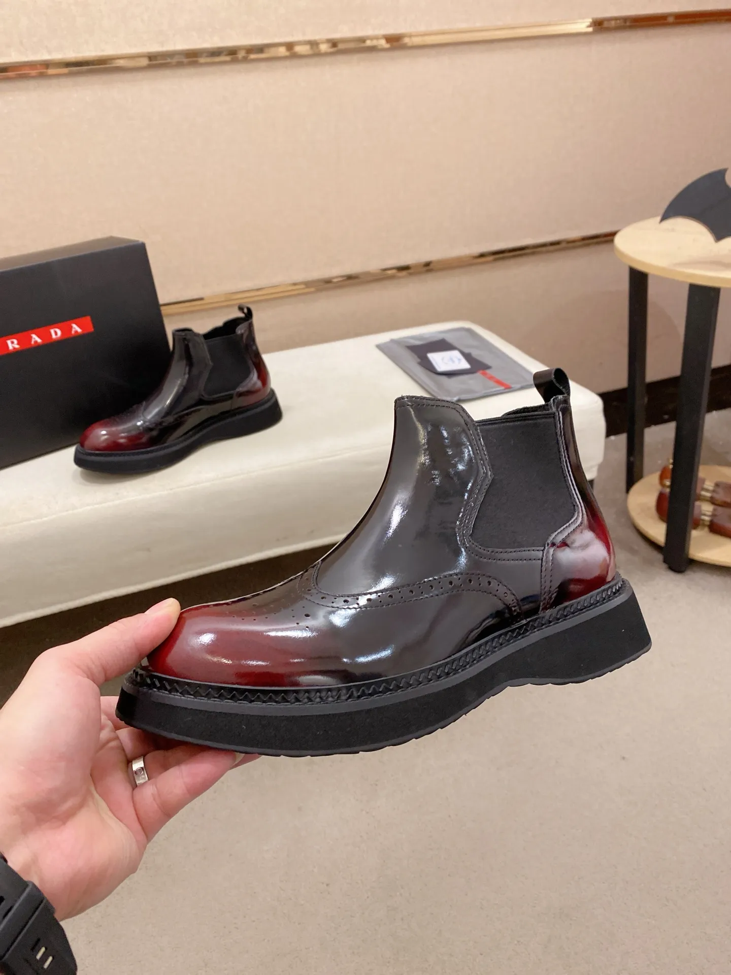 Factory price 760💰 Leather lining optional! 🍁🍁High-quality new PRADA counters are launched at the same time. The new men's shoes and 😘fabric are selected from imported lacquered first-layer cowhide and imported cowhide lining. 👍🏿 High-end ☄️ air-cushion molded anti-slip rubber outsole, exquisite lines, simple and elegant, comfortable and high-end for leisure travel. Code number: 38 to 45